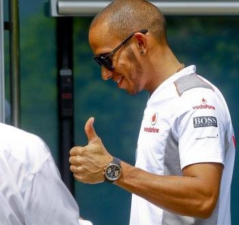 El piloto británico Lewis Hamilton sonríe en la calle de garajes ('paddock') del circuito de Shanghái