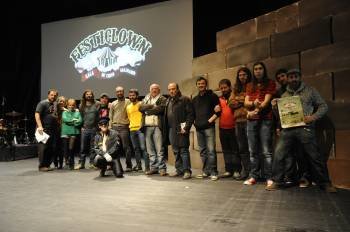 Artistas y organizadores de la gala posaron ayer para el fotógrafo en el Auditorio Municipal de Ourense. (Foto: MARTIÑO PINAL)