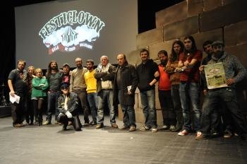 Artistas y organizadores de la gala posaron ayer para el fotógrafo en el Auditorio Municipal de Ourense. (Foto: Martiño Pinal)