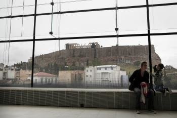 Visitantes descansan en el Museo de la Acrópolis en Atenas (Foto: EFE)