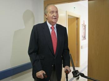 El rey Juan Carlos, a su salida hoy de la habitación del Hospital USP San José de Madrid tras recibir el alta después de recuperarse de la intervención quirúrgica a la que fue sometido por fracturarse la cadera.