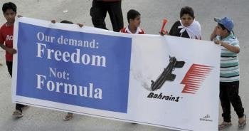 Niños muestran un cartel en protesta de la Fórmula 1, durante una marcha 