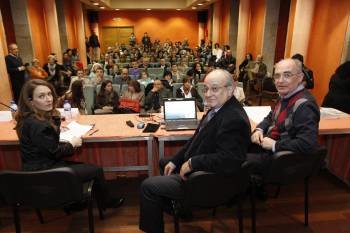 Ángeles González, Manuel García López y Juan Manuel Jiménez Morán, ante una sala con todos los asientos cubiertos. 