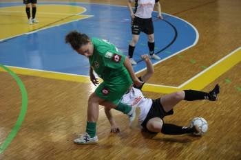 Una jugadora del Ponte, por los suelos contra el Orvina. (Foto: JOSÉ PAZ)