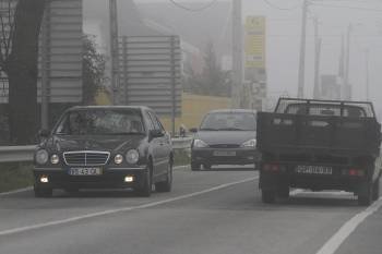 Conductores circulando por la carretera nacional en el paso fronterizo de Feces de Abaixo. (Foto: MIGUEL ÁNGEL)