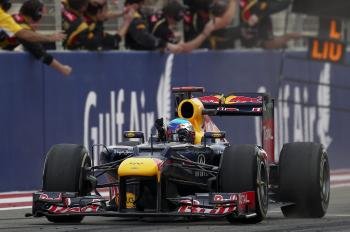El piloto alemán Sebastian Vettel celebra su victoria en el Gran Premio de Baréin, cuarta prueba del Campeonato del Mundo de Fórmula Uno, que se disputa en el circuito de Sakhir, en Manama, Baréin (Foto: EFE)