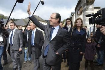  El candidato socialista a la presidencia gala, Francois Hollande (i) y su compañera sentimental, la periodista Valérie Trierweiler (d) (Foto: EFE)