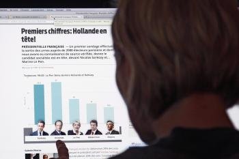 Una mujer contempla los primeros resultados de la primera vuelta de las elecciones presidenciales francesas (Foto: EFE)