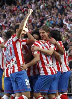 Los jugadores del Atlético de Madrid celebran el segundo gol, el primero marcado por Arda Turan. (Foto: BALLESTEROS)