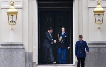 El primer ministro holandés, Mark Rutte (i) a su salida del palacio real de Huis ten Bosch en La Haya, Holanda hoy 23 de Abril de 2012 donde presentó su dimisión y la de todo su gabinete ante la reina Beatriz (Foto: EFE)