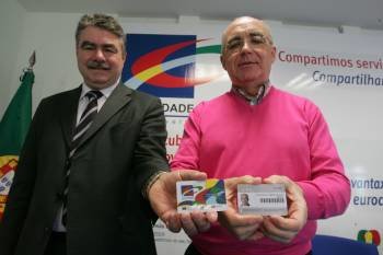 Martins Batista y Jiménez Morán, muestran sus respectivas tarjetas durante la presentación.  (Foto: MARCOS ATRIO)