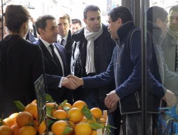 Nicolas Sarkozy, ayer en su visita a un mercado en Longjumeau, a las afueras de París.  (Foto: C. KARABA)