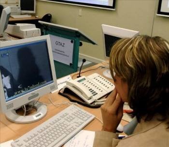 Una mujer realiza un trabajo durante su jornada laboral delante de su ordenador. (Foto: ARCHIVO)