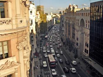 La calle Gran Vía de Madrid, con una gran concetración de coches.
