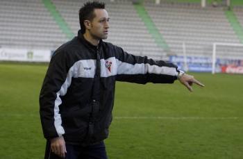 José Manuel Aira, durante un partido esta temporada del Ferrol en A Malata. (Foto: D. DE FERROL)