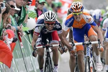 El ciclista español del Rabobank Luis León Sánchez se impone en el sprint al belga del Lotto-Belisol, Gianni Meersman (Foto: EFE)
