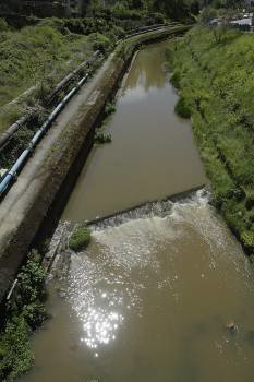 Vertido de sedimentos al río Barbaña a su paso por la ciudad, en la zona de la Plaza de Abastos.  (Foto: MIGUEL ÁNGEL)