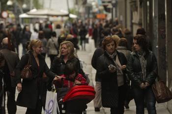 Mujeres que paseaban ayer por la calle Santo Domingo de Ourense. (Foto: MIGUEL ÁNGEL)