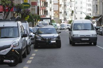 Vehículo parado en doble fila en la avenida de Santiago de la ciudad. (Foto: MIGUEL ÁNGEL)