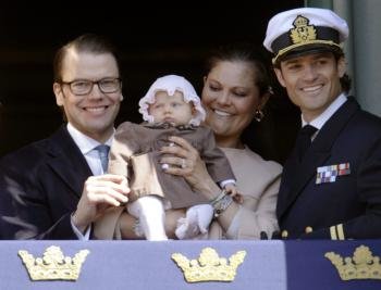  El príncipe de Suecia Daniel, su hija la princesa Estelle, la princesa heredera Victoria, y el príncipe Carlos Felipe (dcha), sonríen en un balcón del Palacio Real de Estocolmo.EFE/Jonas Ekstromer 
