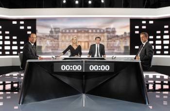 Hollande y Sarkozy, frente a frente minutos antes de dar comienzo el debate electoral en Francia. (Foto: PATRICK KOVARIK)