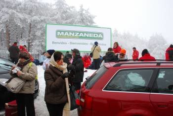Turistas en la estación de montaña, el pasado diciembre, para disfrutar de la nieve. (Foto: LUIS BLANCO)
