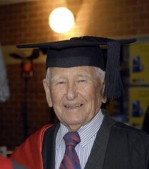 Allan Stewart, un bisabuelo de 97 años, antes de asistir a su ceremonia de graduación en ciencia clínica en la universidad Southern Cross University en Lismore (Australia)