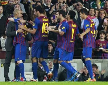 Messi se abraza a Pep nada más hacer el cuarto gol. (Foto: TONI GARRIGA)