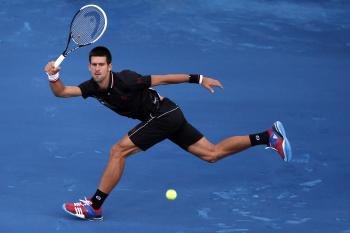 El tenista serbio Novak Djokovic devuelve una bola durante el partido de hoy (Foto: EFE)