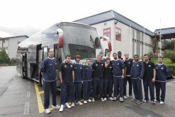 Los jugadores del COB, justo antes de partir en autobús hasta Vitoria para medirse al Araberri. (Foto: XESÚS FARIÑAS)