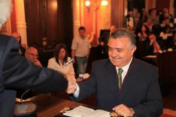 Odilo Masid, saludando a Baltar tras tomar posesión de su acta de concejal el pasado mes de junio. (Foto: JOSÉ PAZ)