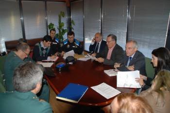 Participantes en la reunión de la Junta de Seguridad, en el Concello de O Barco. (Foto: LUIS BLANCO.)