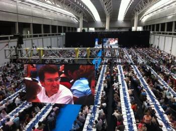 La imagen de Feijóo, en una pantalla durante la comidad del PP en Expocoruña. (Foto: SUSO ARJOMIL)