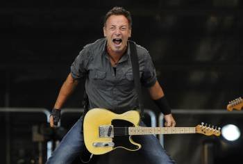 Bruce Springsteen, que hoy llega a Sevilla, en uno de sus conciertos. (Foto: ARCHIVO)