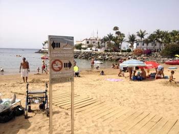 El municipio de Mogán, en Gran Canaria, acotó zonas para fumadores y no fumadores en sus playas. (Foto: J.M RODRÍGUEZ)