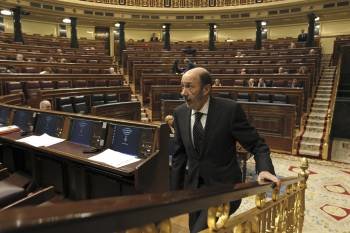 El secretario general del PSOE, Pérez Rubalcaba, ayer en un hemiciclo semivacío durante el debate. (Foto: J.J. GUILLEN)