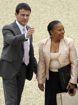 Valls y su homóloga de Justicia, Christiane Taubira, a su llegada al Palacio del Elíseo. (Foto: CHRISTOPHE KARABA)