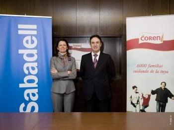 Blanca Montero, del Banco Sabadell, y Manuel Gómez Franqueira, de Coren, firmaron el acuerdo.
