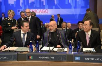 El presidente de Afganistán, Hamid Karzai, entre el secretario general de la OTAN y el de Naciones Unidas. (Foto: PEER GRIMM)