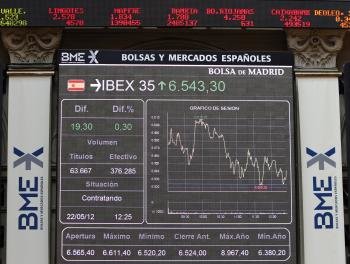 El principal indicador de la bolsa española, el IBEX 35, moderaba en parte las ganancias de la apertura pero mantenía un avance del 0,37 % pese al lastre que suponían los descensos de los bancos medianos. (Foto: EFE)