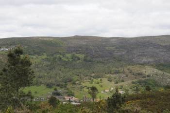 Montaña donde está previsto instalar el parque eólico 'Serra do Faro', con Oseira al fondo. (Foto: MARTIÑO PINAL)