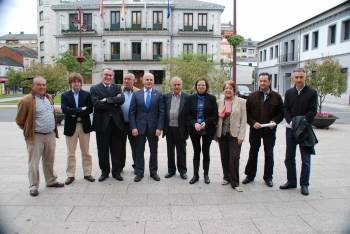 Baltar, quinto por la izquierda, rodeado por representantes municipales y de Augas de Galicia. (Foto: LUIS BLANCO)