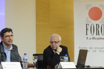 Xosé Luis Lopez presentou a ponencia de José Luis Doval, Foro La Región (esquerda). O público que acodiu a escoitalo foi sobre todo feminino. (Foto: Martiño Pinal)