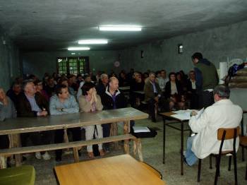 Un momento de la reunión informativa desarrollada en el Centro Social de Oseira.
