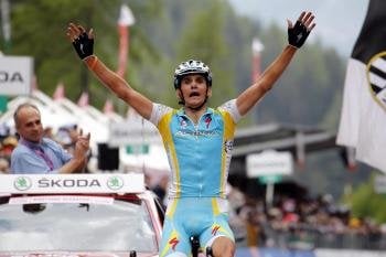 El checo Roman Kreuziger (Astana) celebra tras ganar la decimonovena etapa del Giro de Italia, disputada entre Treviso y Alpe di Pampeago (Foto: EFE)