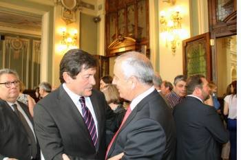 Javier Fernández y Pachi Vázquez conversan tras la toma de posesión del primero como presidente asturiano.