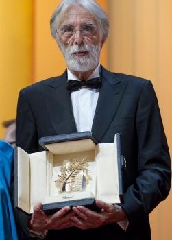 El director austríaco, Michael Haneke, recibe la Palma de Oro por su película 'Amour' durante la ceremonia de clausura del Festival de Cine de Cannes. Foto: EFE/Ian Langsdon