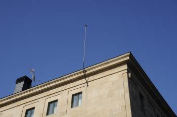 A a la izquierda, el tejado sin antena. A la derecha, la antena camuflada, a la izquierda de la chimenea. (Foto: M. PINAL / M. ÁNGEL)