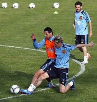 Fernando Torres pelea la pelota con Bruno Soriano. (Foto: J.C. CÁRDENAS)