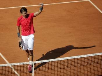 Rafa Nadal celebra, brazo en alto, su victoria ante Bolelli. (Foto: YOAN VALAT)